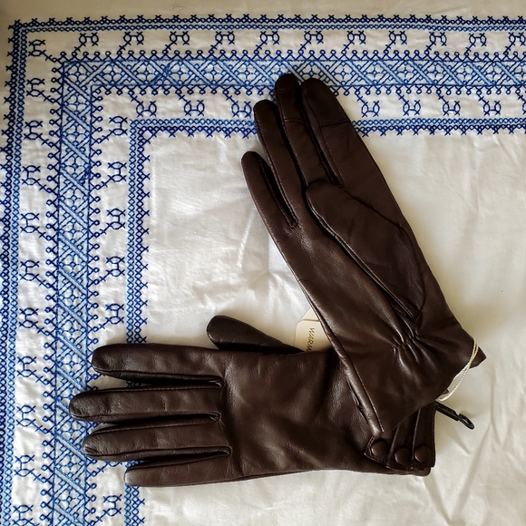 Very classy Looking Women's Leather gloves w buttons  NWT - Picture 2 of 8